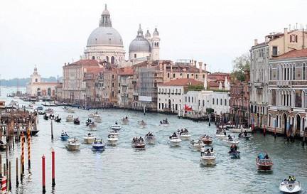 С веслом ты слева, справа - я!