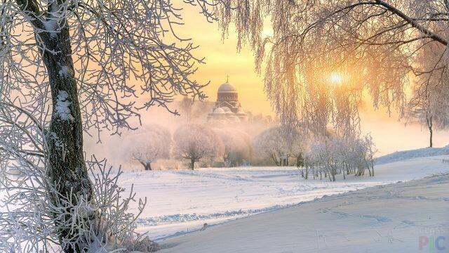 Зимний день. Автобус мчится...