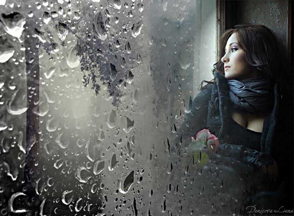 Слышать холодный. Женщина у окна дождь. Дождь за окном. Девушка у дождливого окна. Девушка у окна дождь.