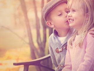 Девочка юная в платьице белом