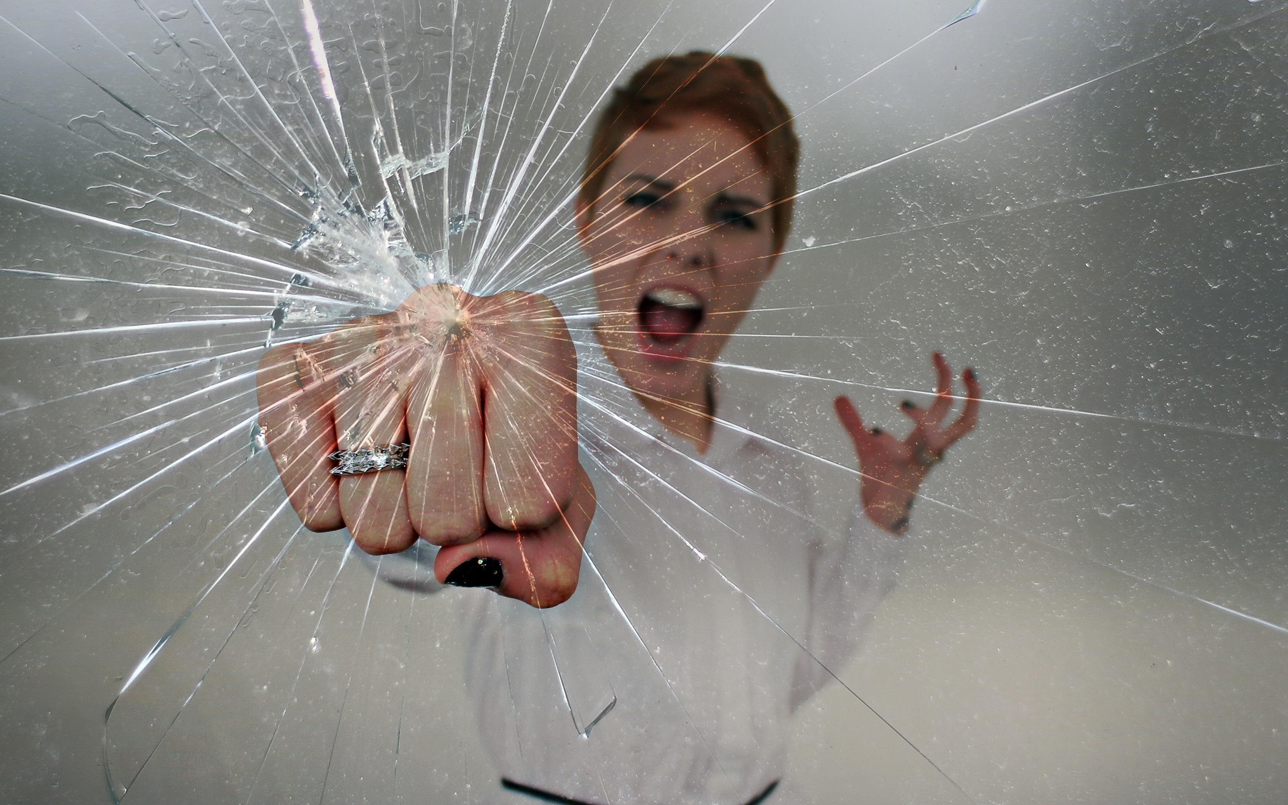 Разбитые девочек. Разбитое стекло. Человек разбивает стекло. Разбить стекло. Фотосессия с разбитым стеклом.