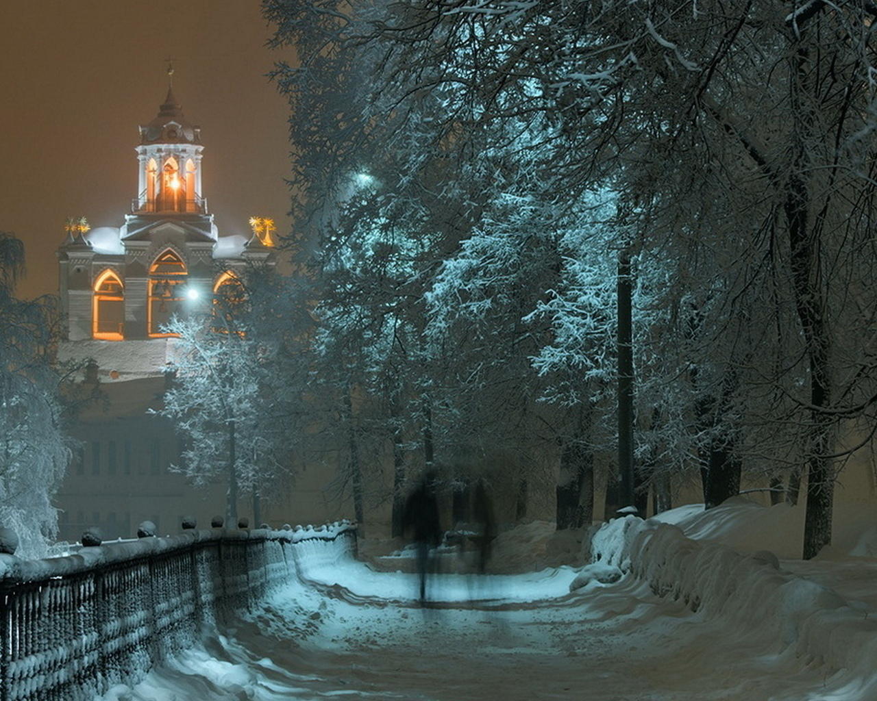 Лебяжьим пухом снег ложится...