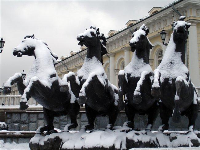 Ветер улицу качает...