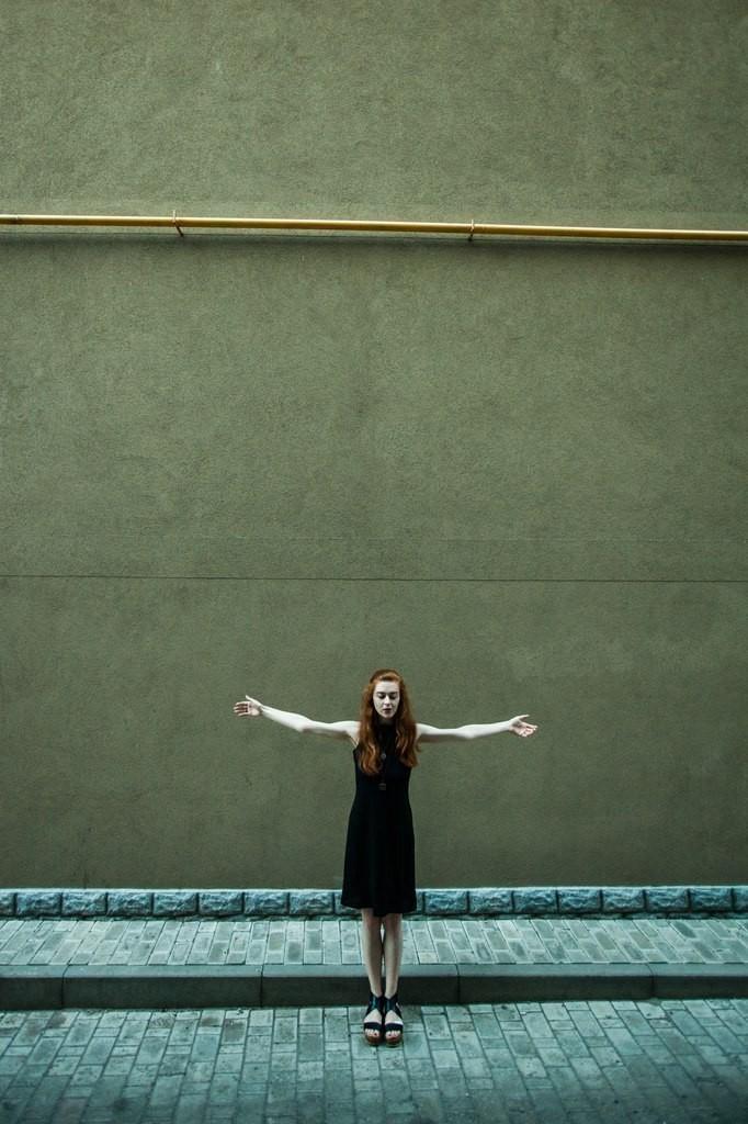 Выведи меня из этого дома...