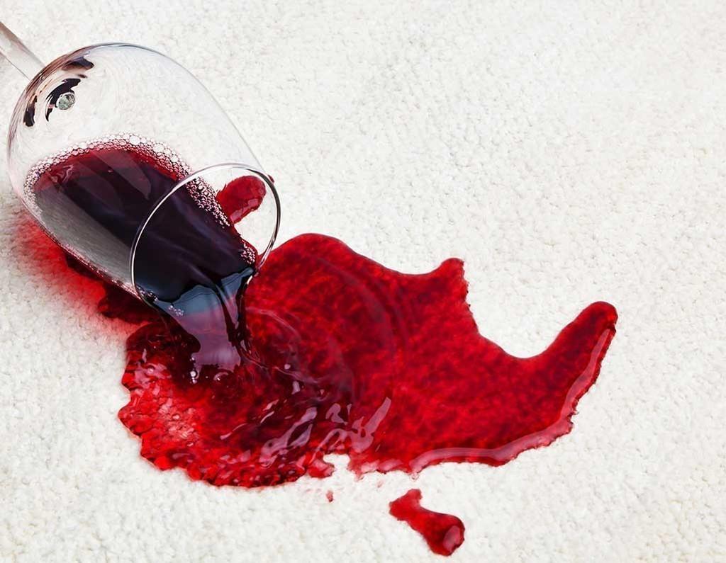 Разлитая бутылка вина