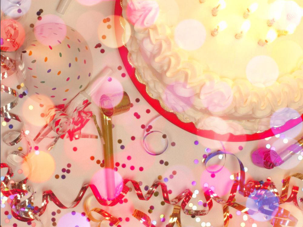 С днем рождения с тортом и шарами. Торт шары цветы. Торт шарики цветы. Праздничный фон день рождения. Фон с шариками и тортом.