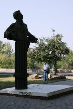 Проредили сквер поэта..