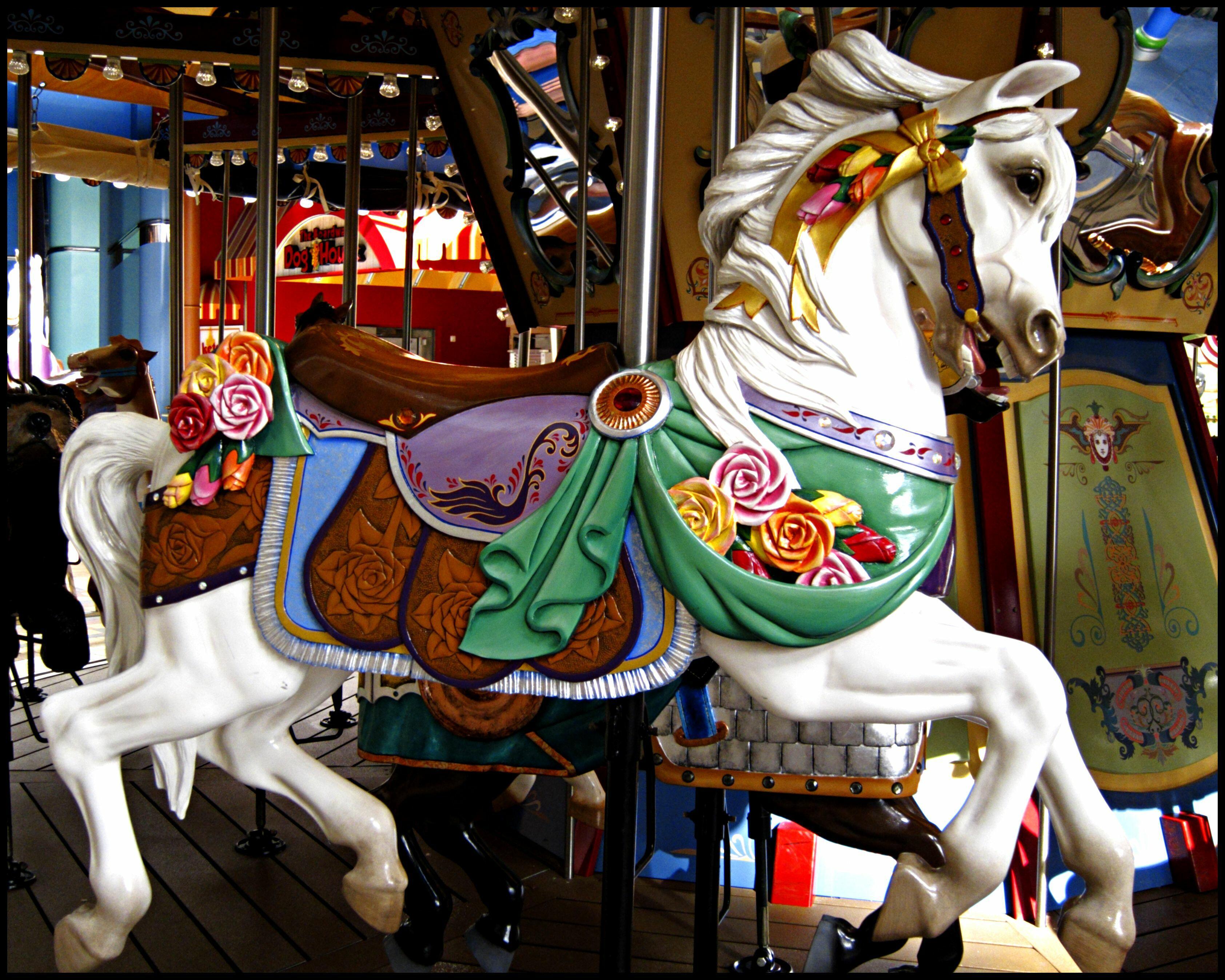 Carousel. Карусель с лошадками. Карусель с конями. Карусель скакун. Лошадка от карусели.