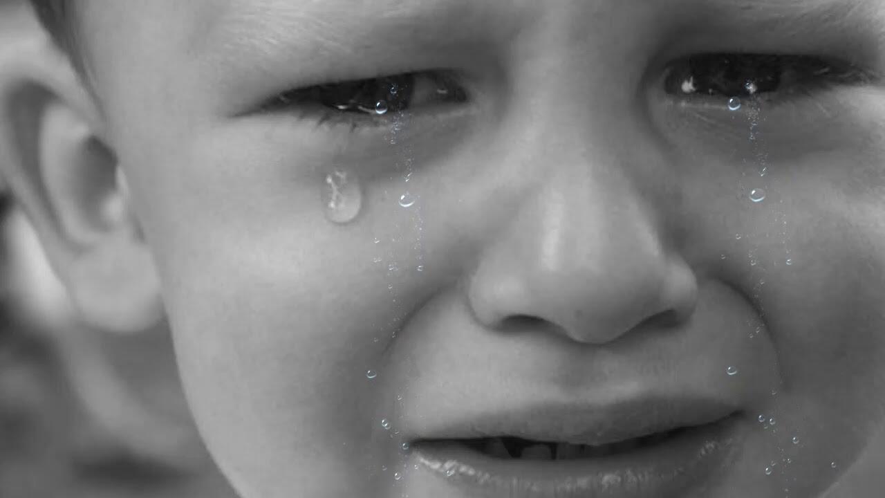 Мама мальчики слезы. Слезы ребенка. Мальчик в слезах. Мальчик плачет. Детские глаза со слезами.