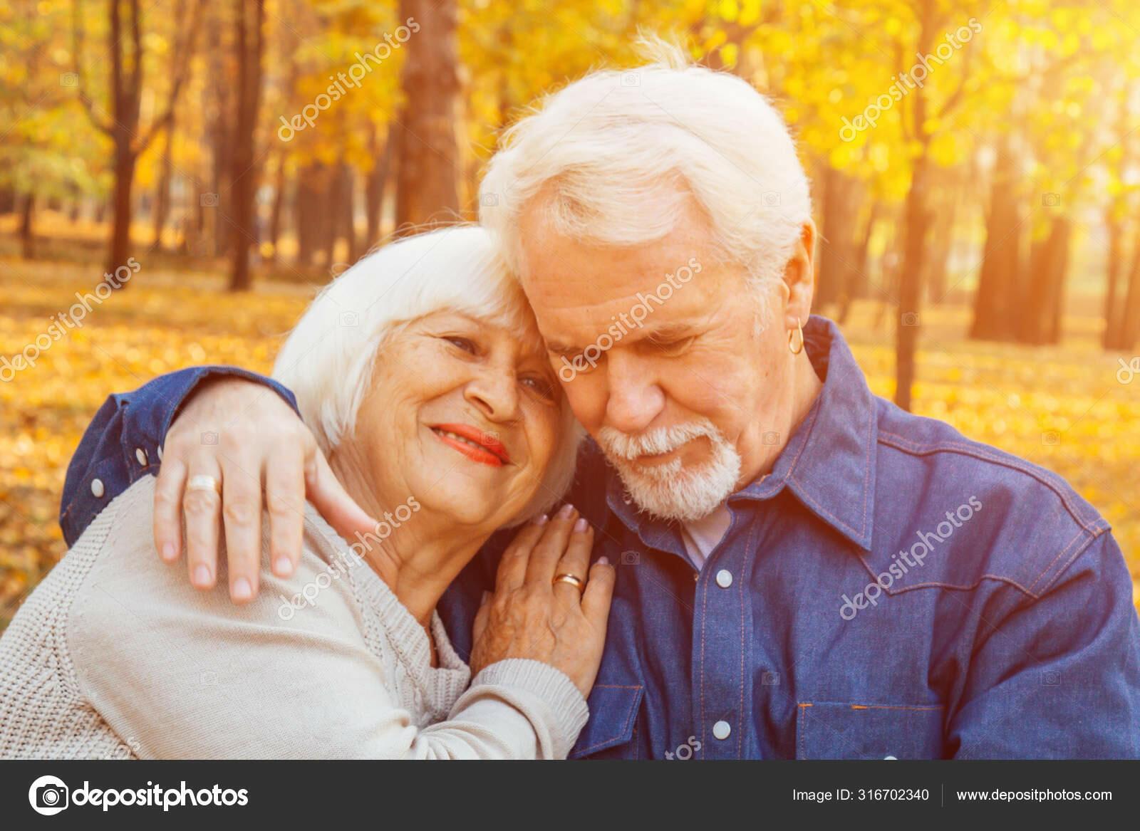 Девушка с пожилым русское. Бабушка и дедушка обнимаются. Объятия дедушки. Дед с бабушкой обнимаются. Дедушка целует.