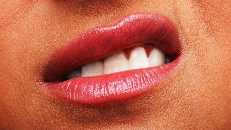 Кривила рот