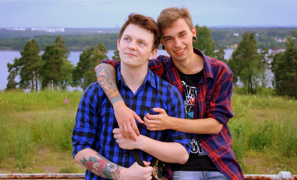 Ветер гладит волны крыльями своими