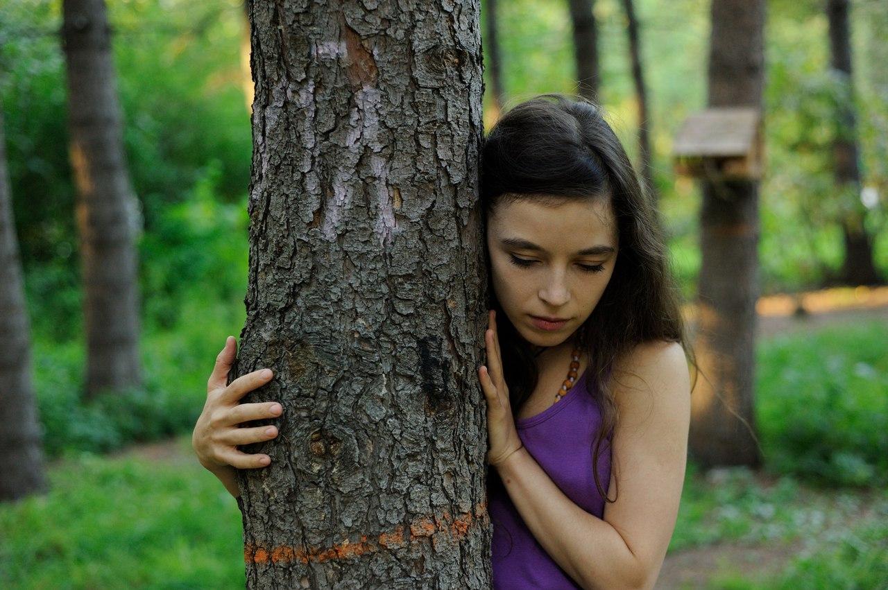 На фото девушка стоит.