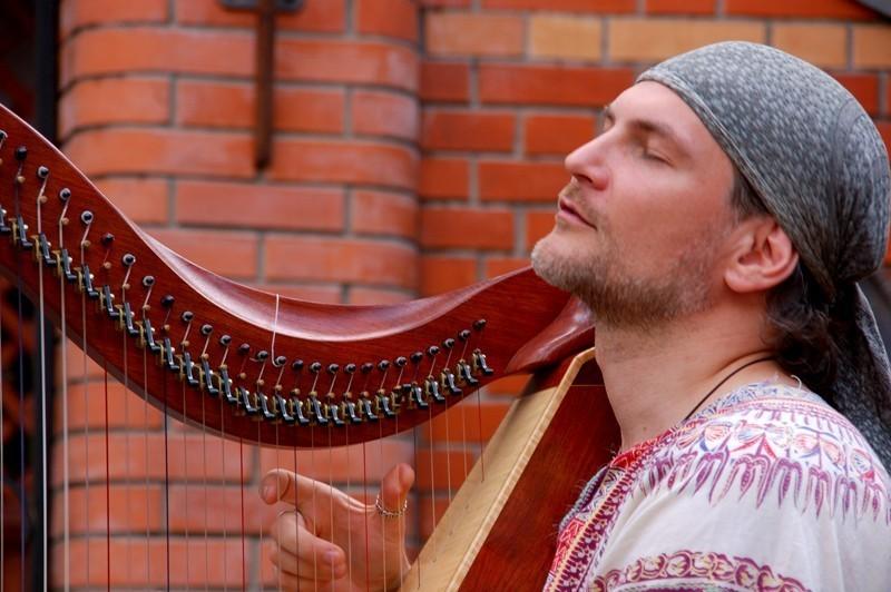 А МНЕ СВЕТЛО ОТ ЗВУКОВ АРФЫ