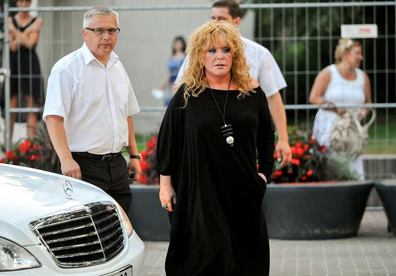 ПО ВОКЗАЛУ ЕДЕТ ПРИМАДОННА....