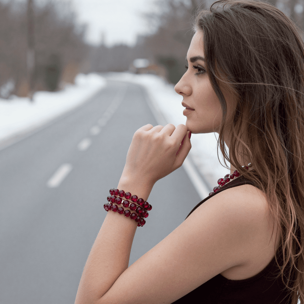 Проносит мимо ветреных стихов