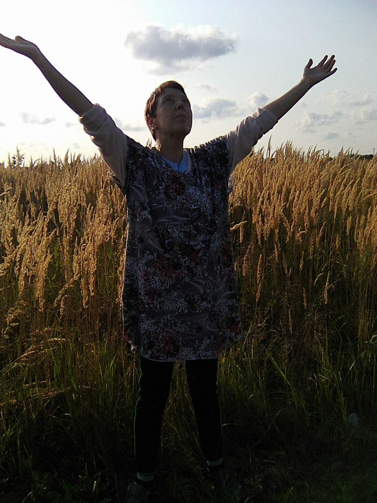 ЖИТЬ, ЛЮБИТЬ, ТРАВЫ МЯТЬ ПОД СОЛНЦЕМ