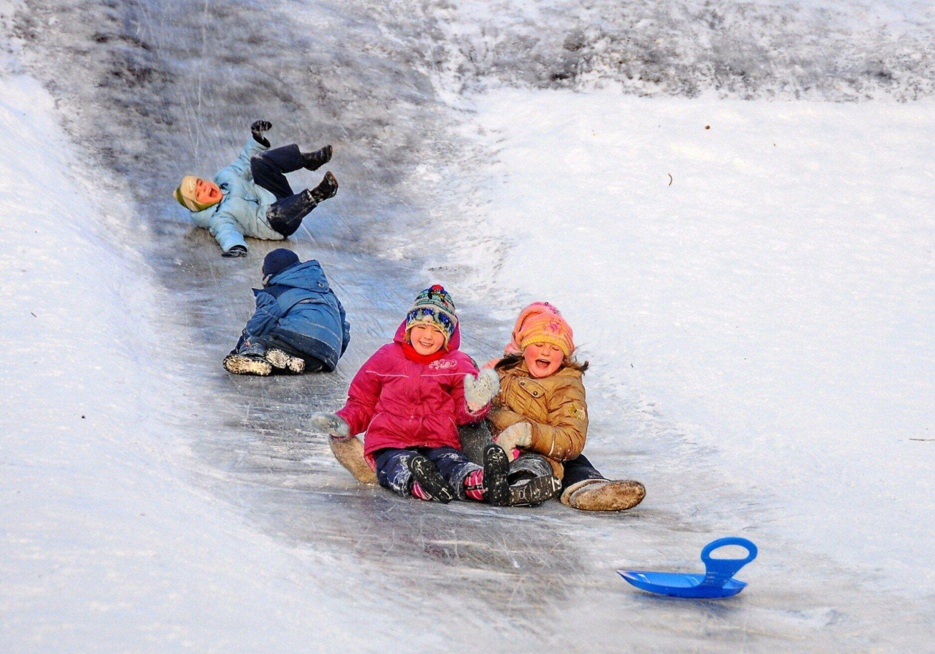 Ребята катались на санках распространенное или. Катание с горки зимой. Катание с горки дети. Дети на Горке зимой. Дети катаются на ледянках.
