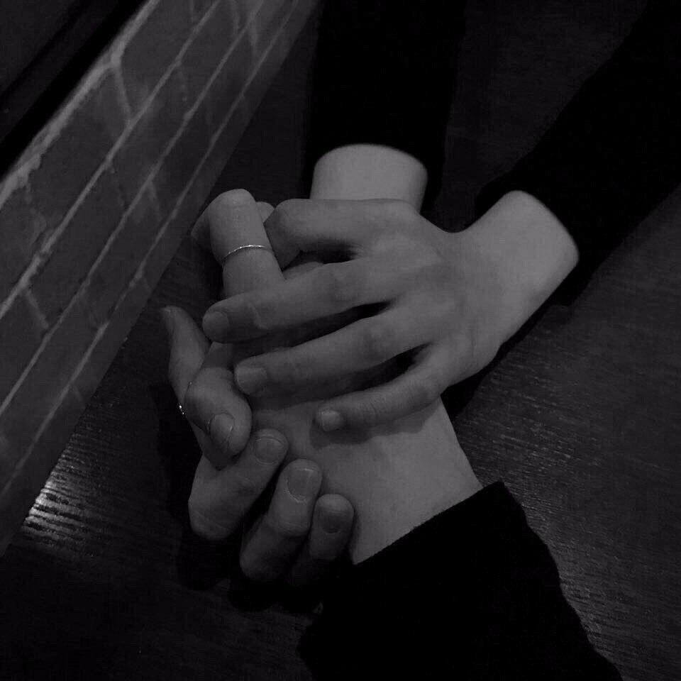 Фото держатся за руки влюбленные в темноте