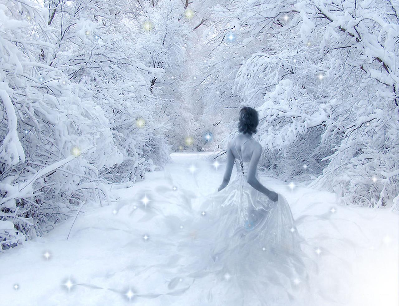 Снежинки тихо кружась ложились на землю. Красавица зима. Девушка зима. Зима уходит. Девушка метель.