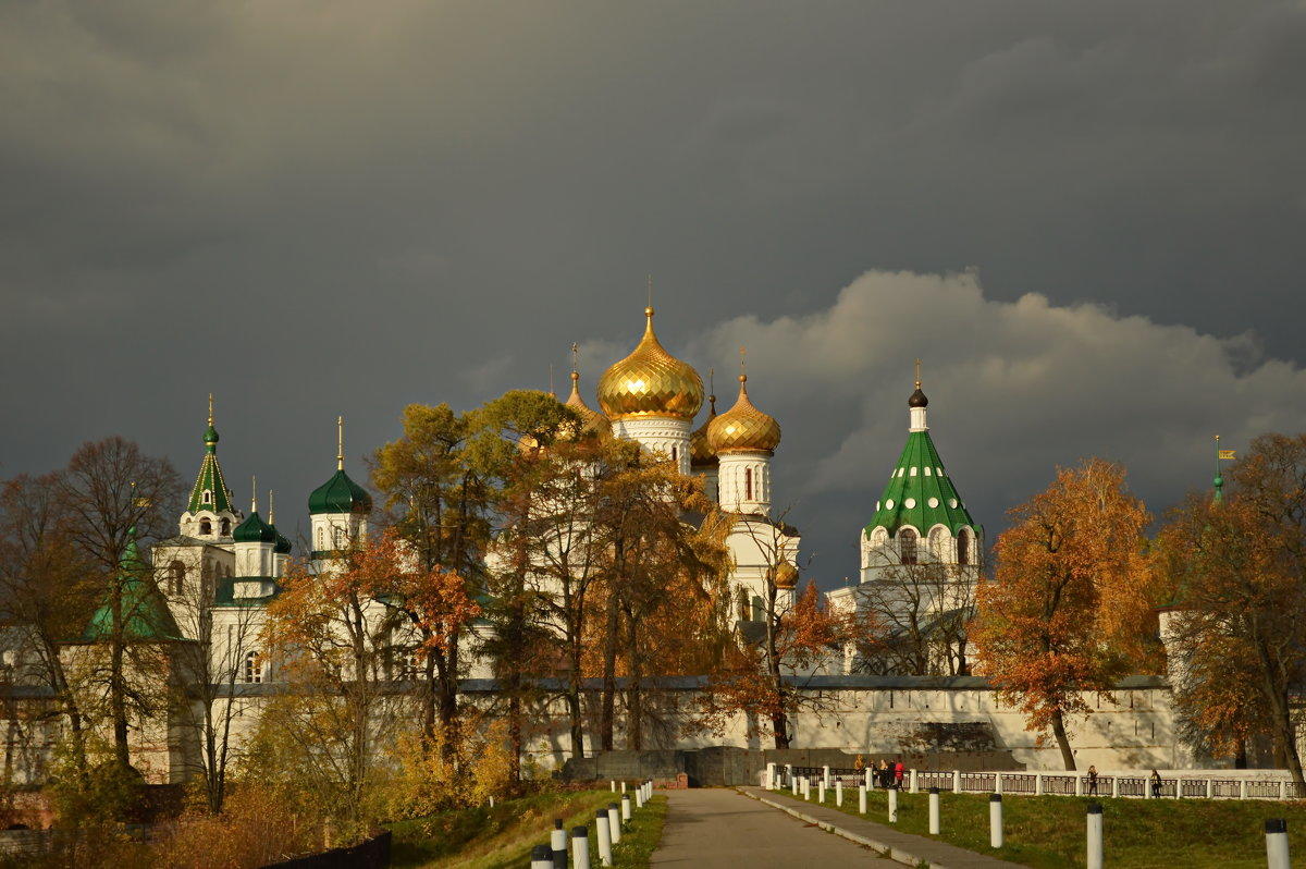 По Костроме гуляла осень