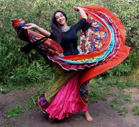 Танцует Аза