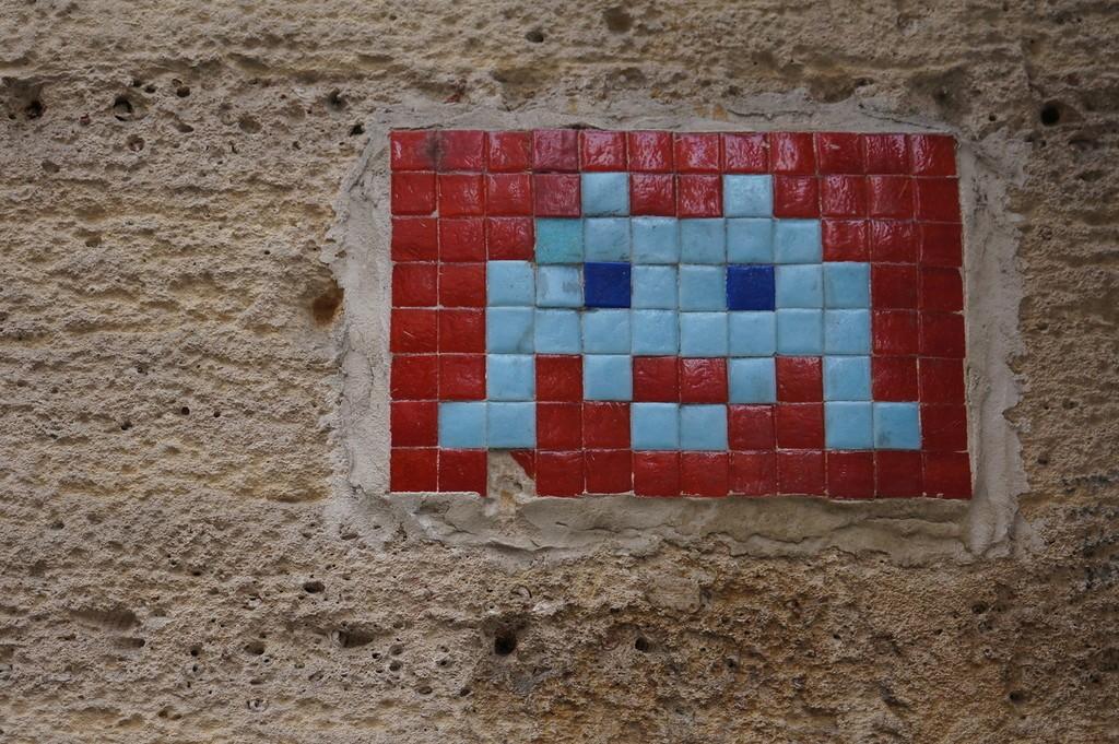 Скрывая неловкость свою...