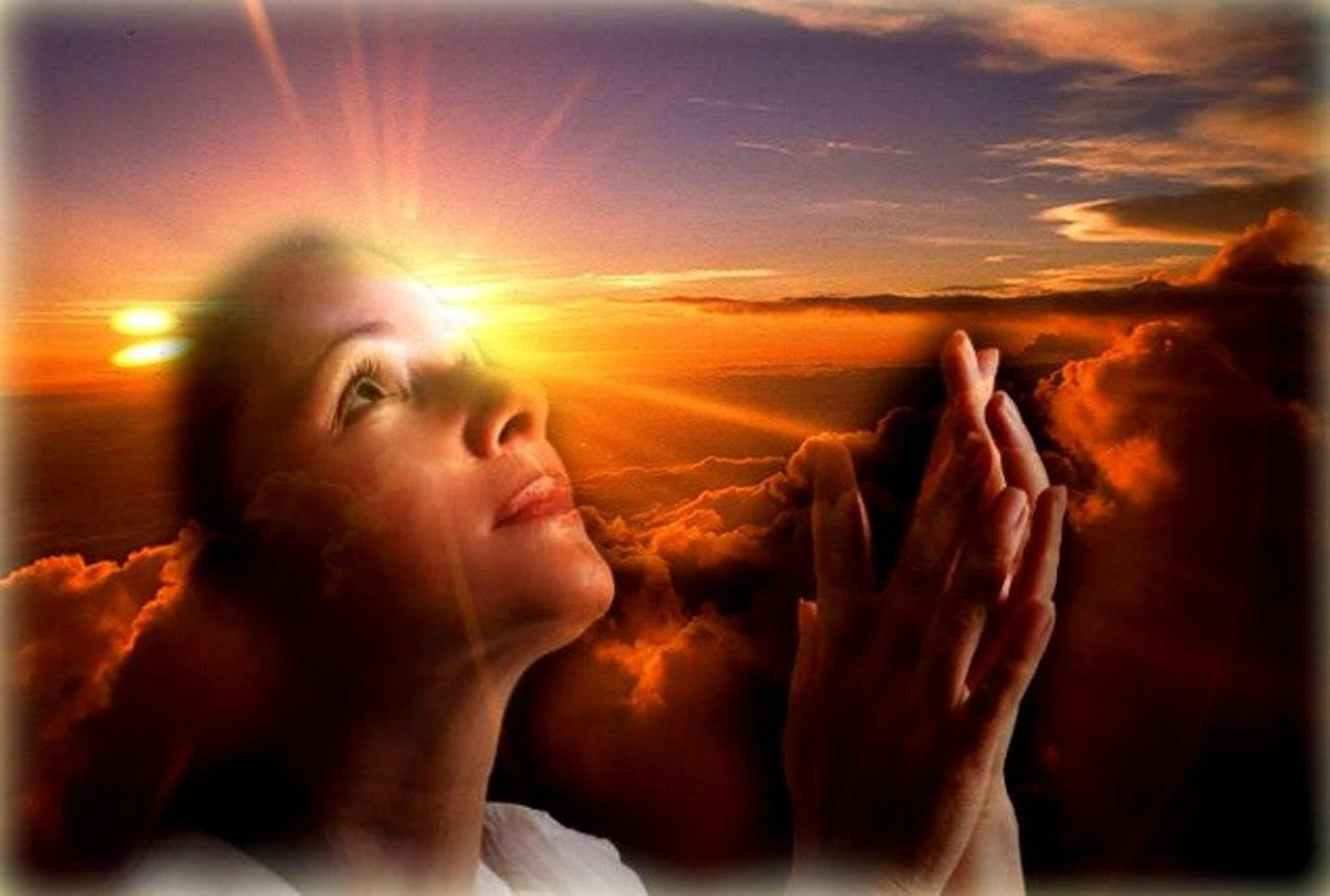 Щемящее чувство. Обращение к Богу. Женщина обращается к Богу. Человек молится Богу. Молится в небо.