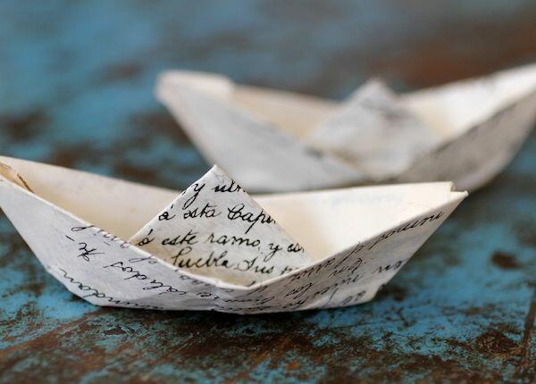Кораблик из бумаги вода. Бумажный кораблик. Бумажный корабль. Необычный кораблик из бумаги. Кораблик из бумаги на воде.