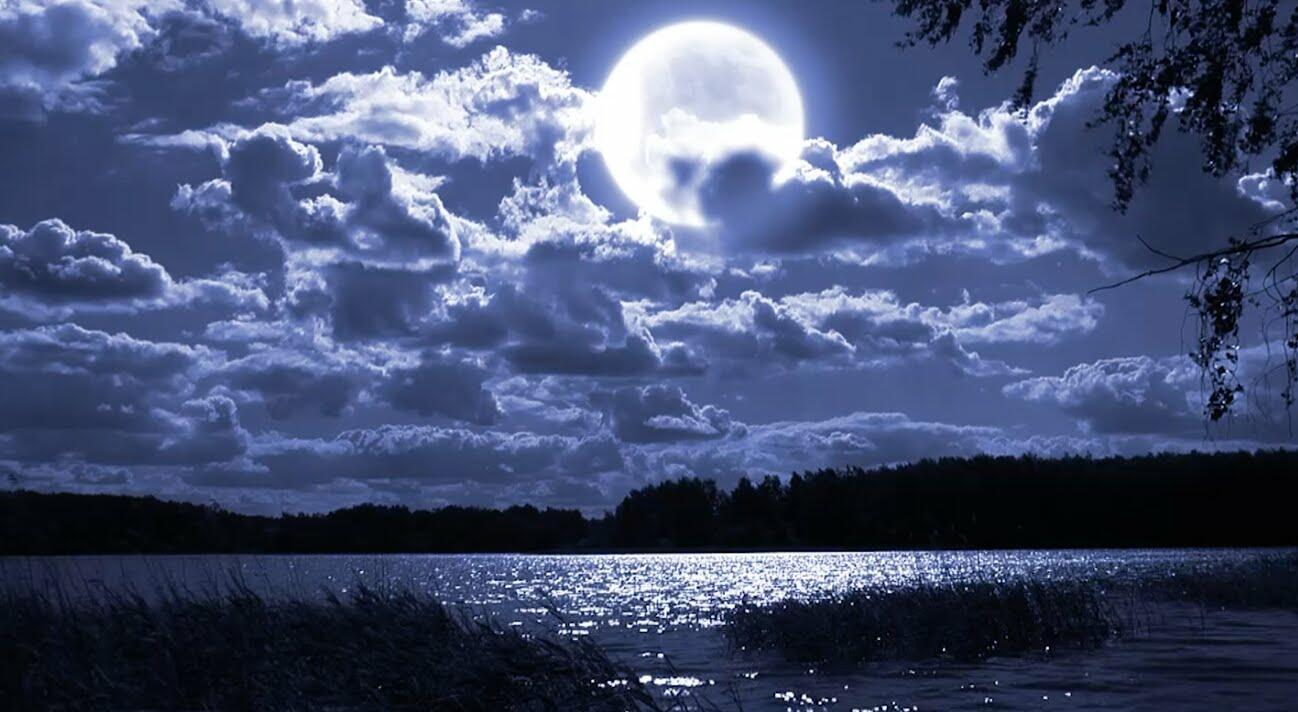 Мрачное небо с луной