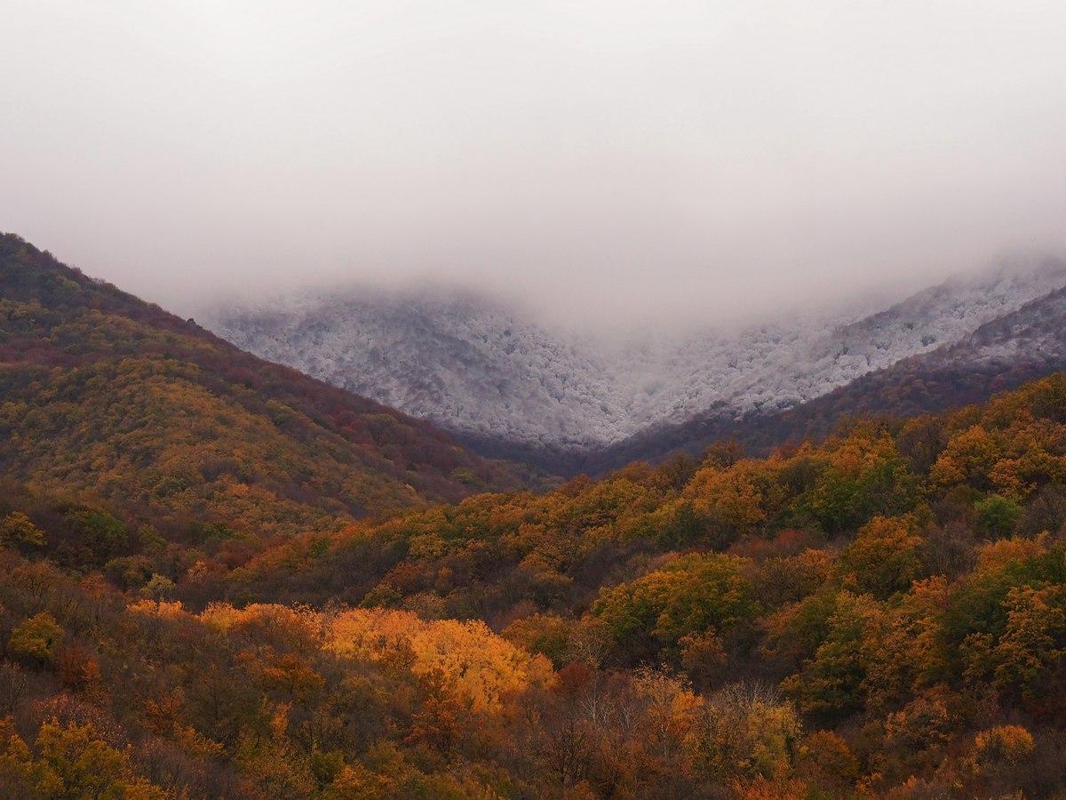 ВСТРЕЧА  ЗИМЫ  И  ОСЕНИ  В  ГОРАХ   КРЫМА      фото