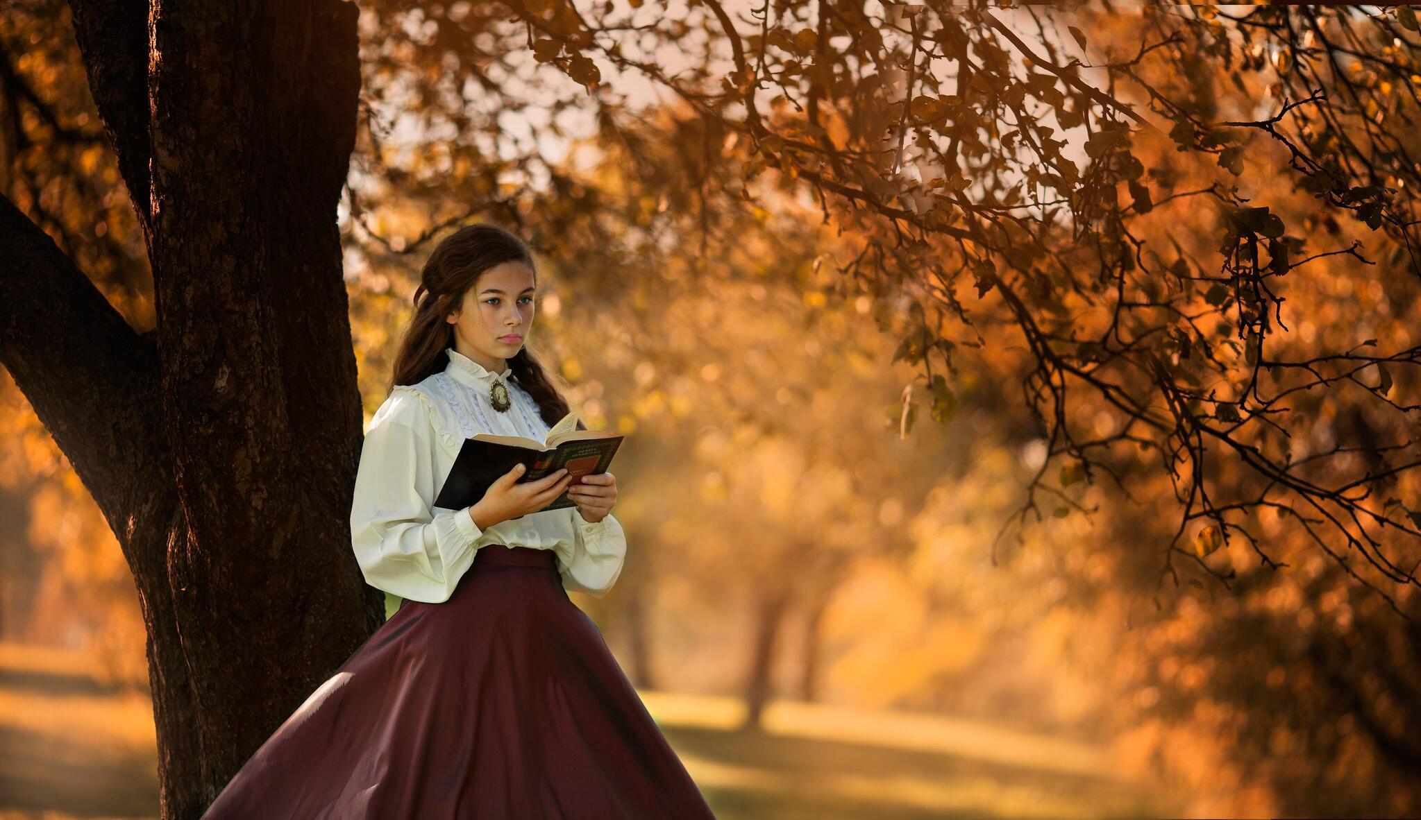 Барышни тест. Девушка с книгой. Фотосессия с книгой осенью. Осенняя фотосессия с книгой. Фотосессия в осеннем стиле.