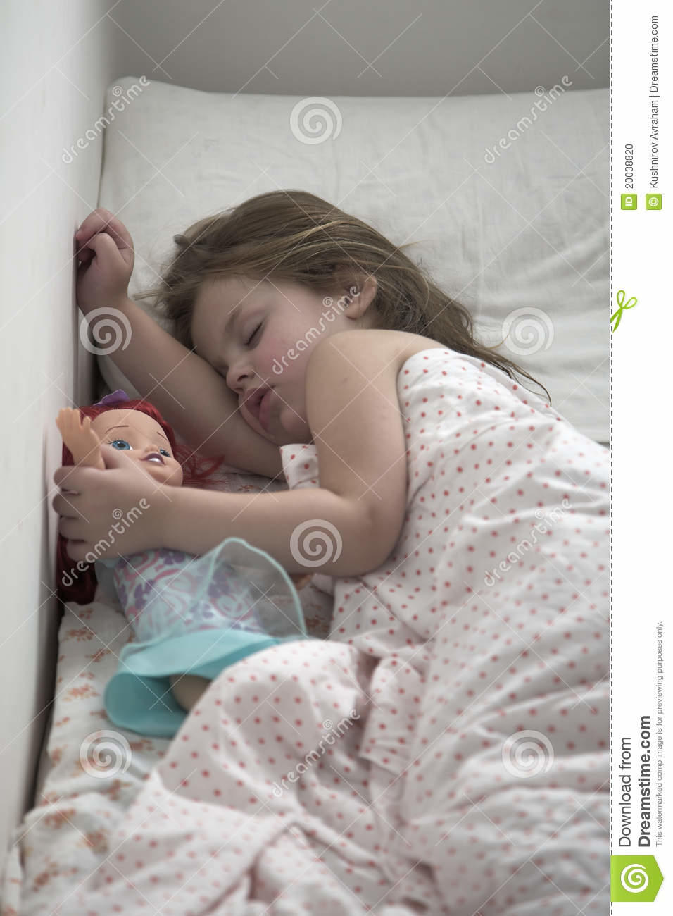 Дочка спал трусы. Спящие маленькие Дочки. Сонная дочь. Дочка уснула.