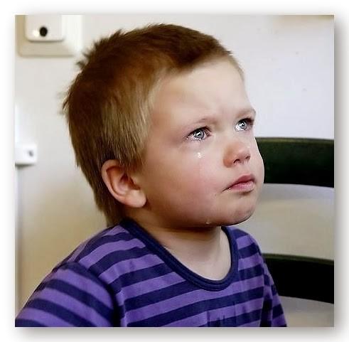 Мальчик ждёт маму