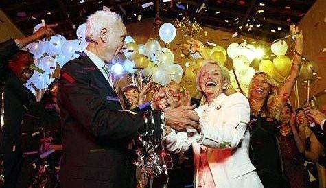 В зале тесно от гостей, свечи тают.