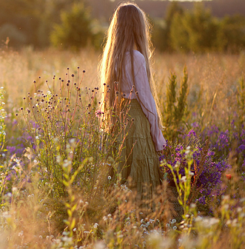 Девушка с длинными волосами в поле