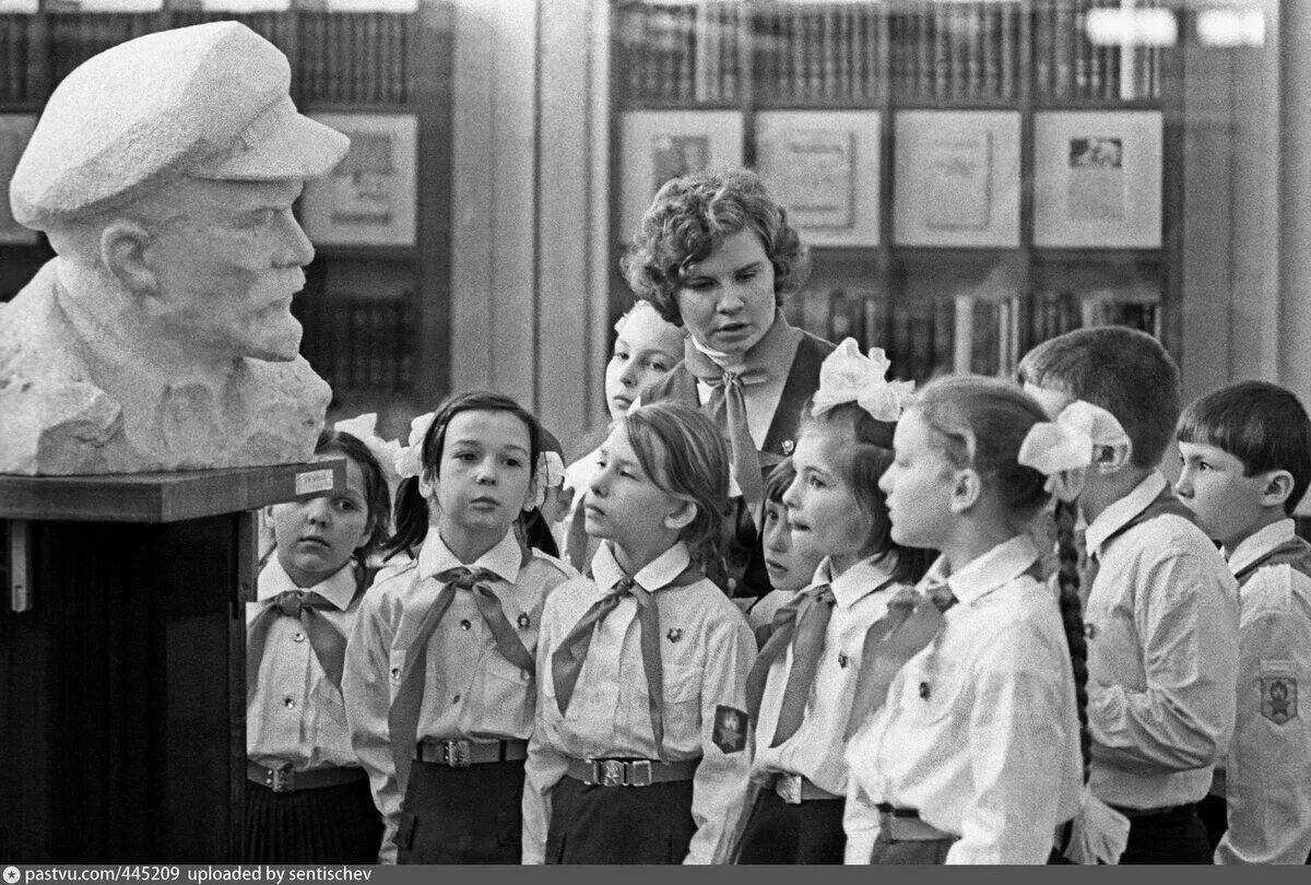 Школа средняя, или сколько лет октябрю 