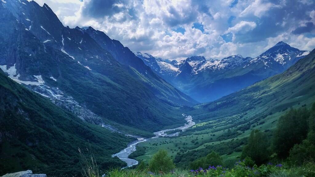 Облака обнимают горы...