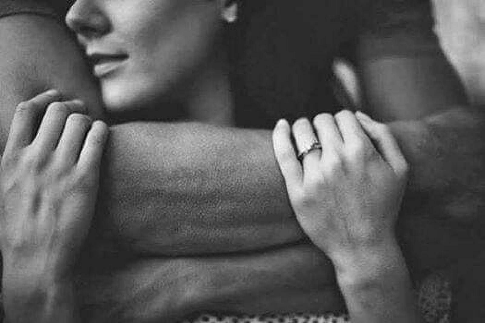 Когда ты меня обнимаешь мурашки по телу. Крепкие мужские руки. Нежное прикосновенье. Объятия влюбленных. Объятия руки.