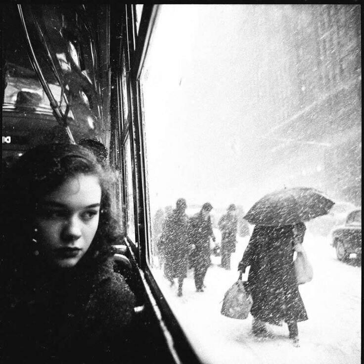 Ця мила ді́вчина в очах несе журбу