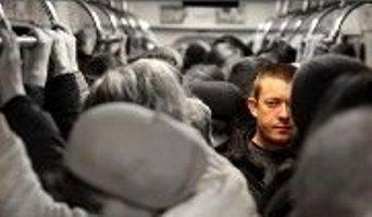 Не дать опять… втащить… в толпу!