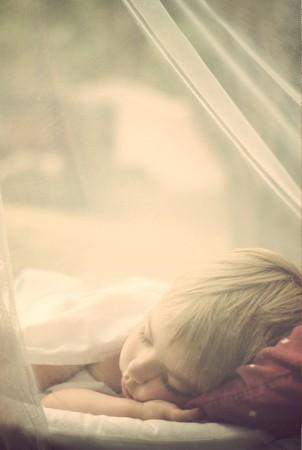 Мне детство снится с облаками...