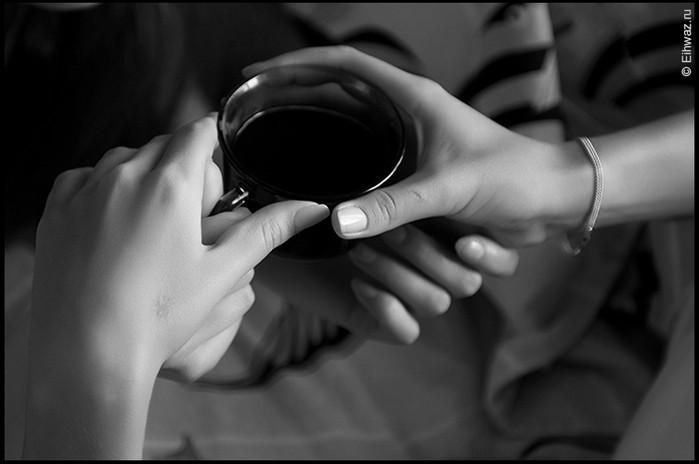 Пока пьем кофе. Мужская рука с кофе. Мужская рука с чашкой. Кофе вдвоем. Влюбленные пьют кофе.