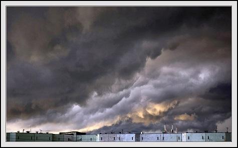 Потускневшее серое небо