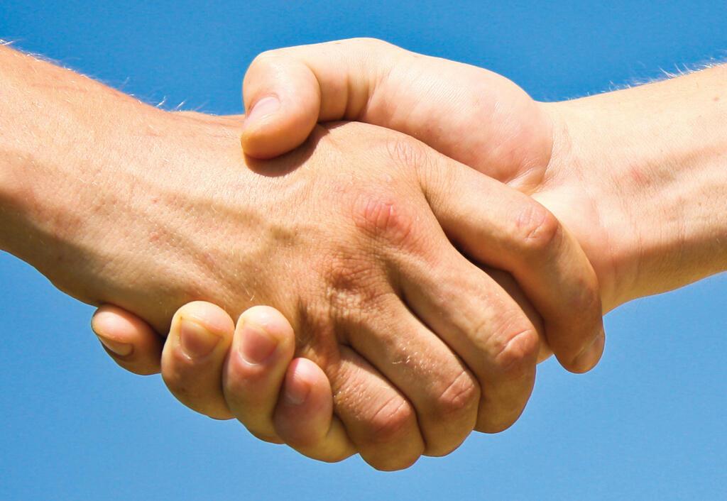 НЕ ХЛОПНУ ДАЖЕ ПО ПЛЕЧУ