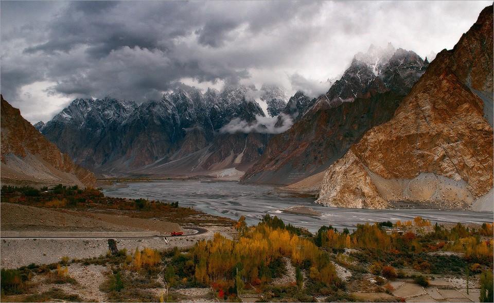 А МЫ ОПЯТЬ ЗА КРОМКОЙ ЛЕТА
