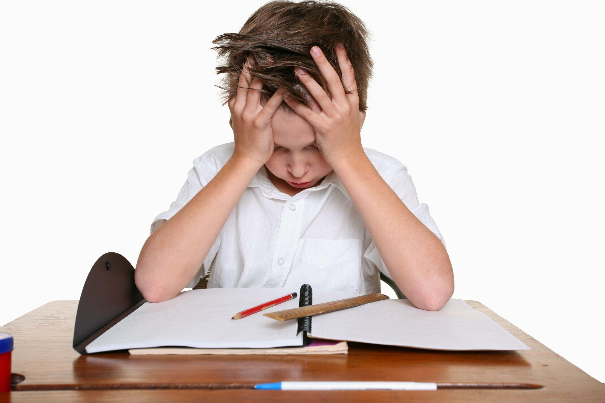Мальчик устала. Стресс ученика. "Дети и стресс". Стресс у детей школьного возраста. Школьная неуспеваемость.