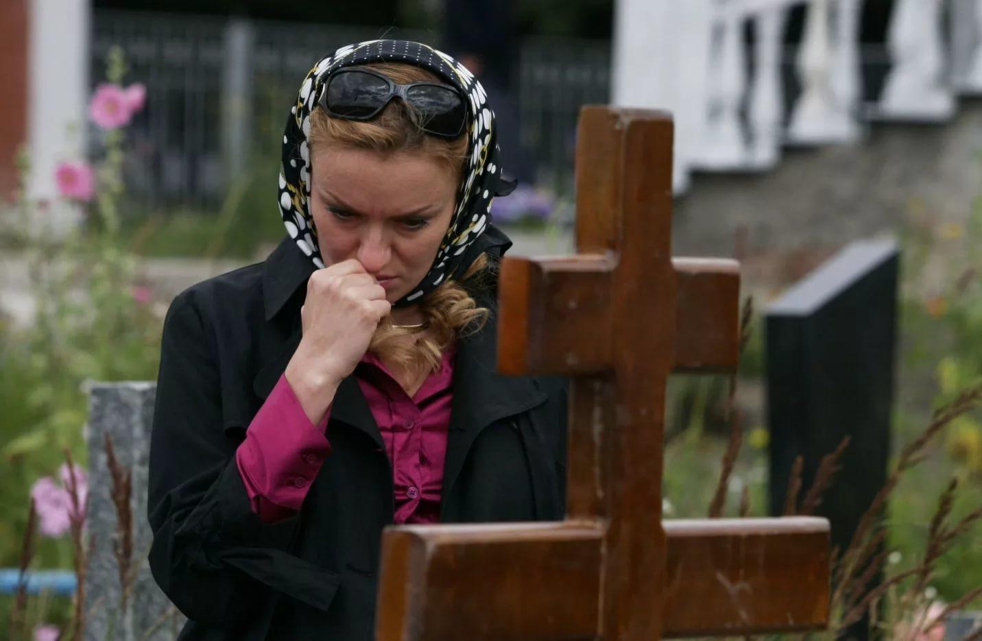 Русские молодые вдовы. Девушка плачет на кладбище. Женщина плачет над могилой.