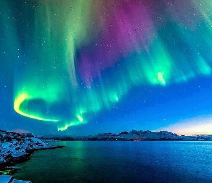 Лазурной змейкой разлилась... 