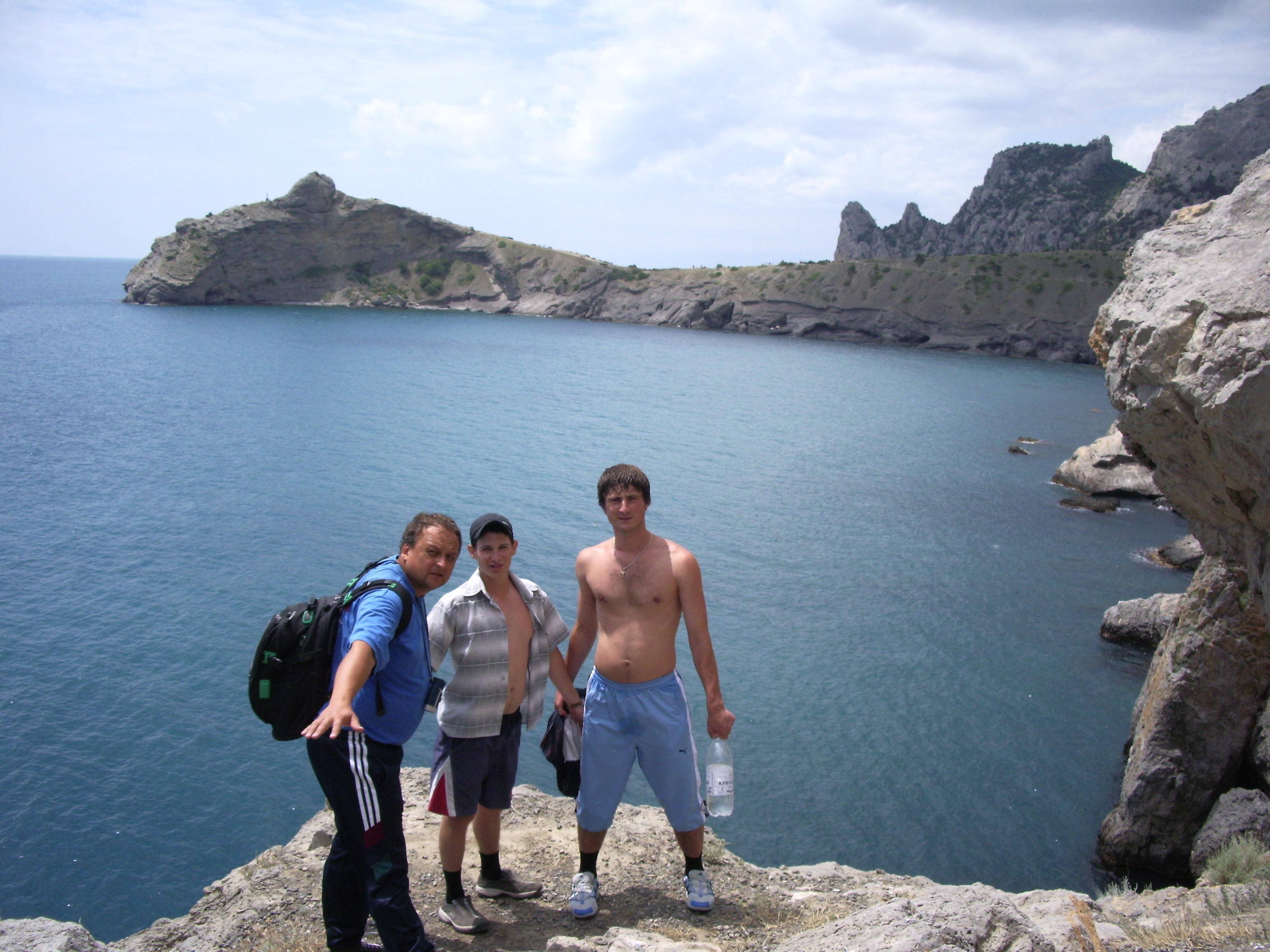 Стекло и бетон.